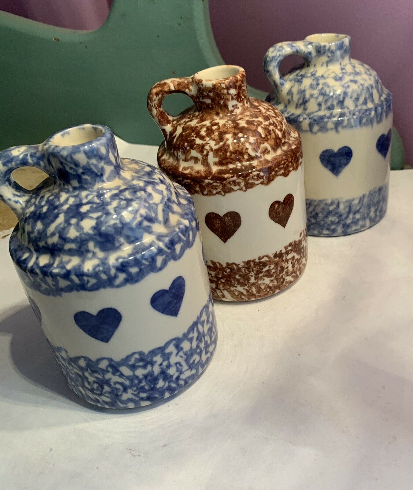 Gerald Henn Spongeware Pottery - Workshops - Jug With Hearts - Set Of 3