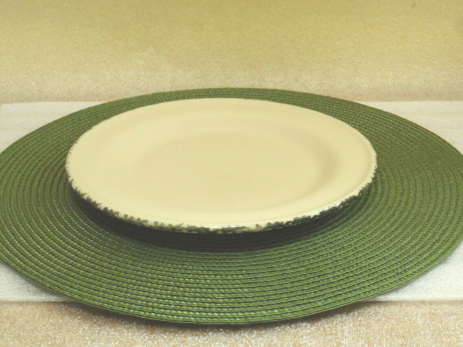 Henn Pottery Rosewille 9” Plate Green Spongeware Rim Vintage